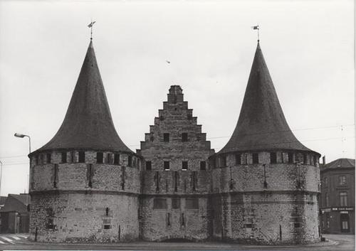 De historische Rabottorens (Rabotpoort) in Gent, met twee ronde torens en trapgevel